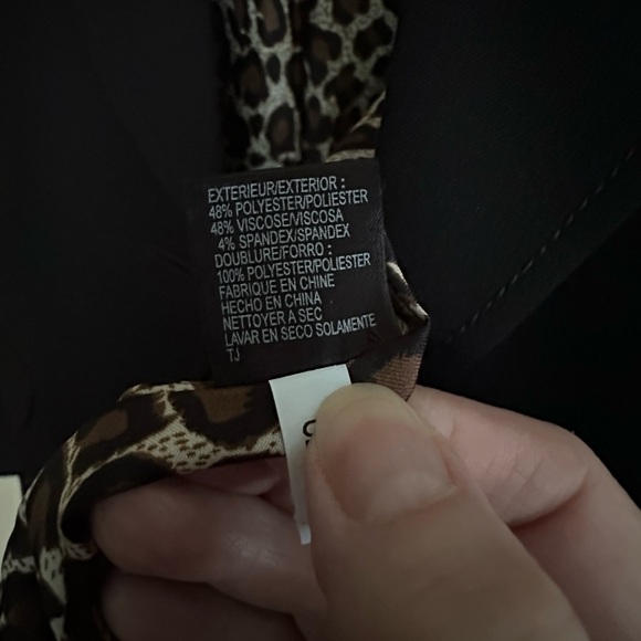 Tahari 2 Button Close Suit Jacket Leopard Print Lining Button Cuff Design - Picture 5 of 8
